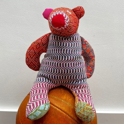ein kuscheltier baer aus bunter stickbaumwolle fuenfundsechzig zentimeter hergestellt in berlin