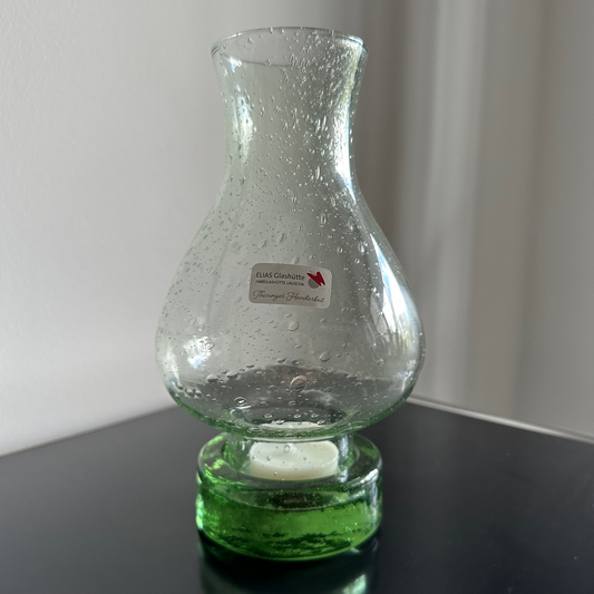 windlicht in oellampenform aus gruenem waldglas