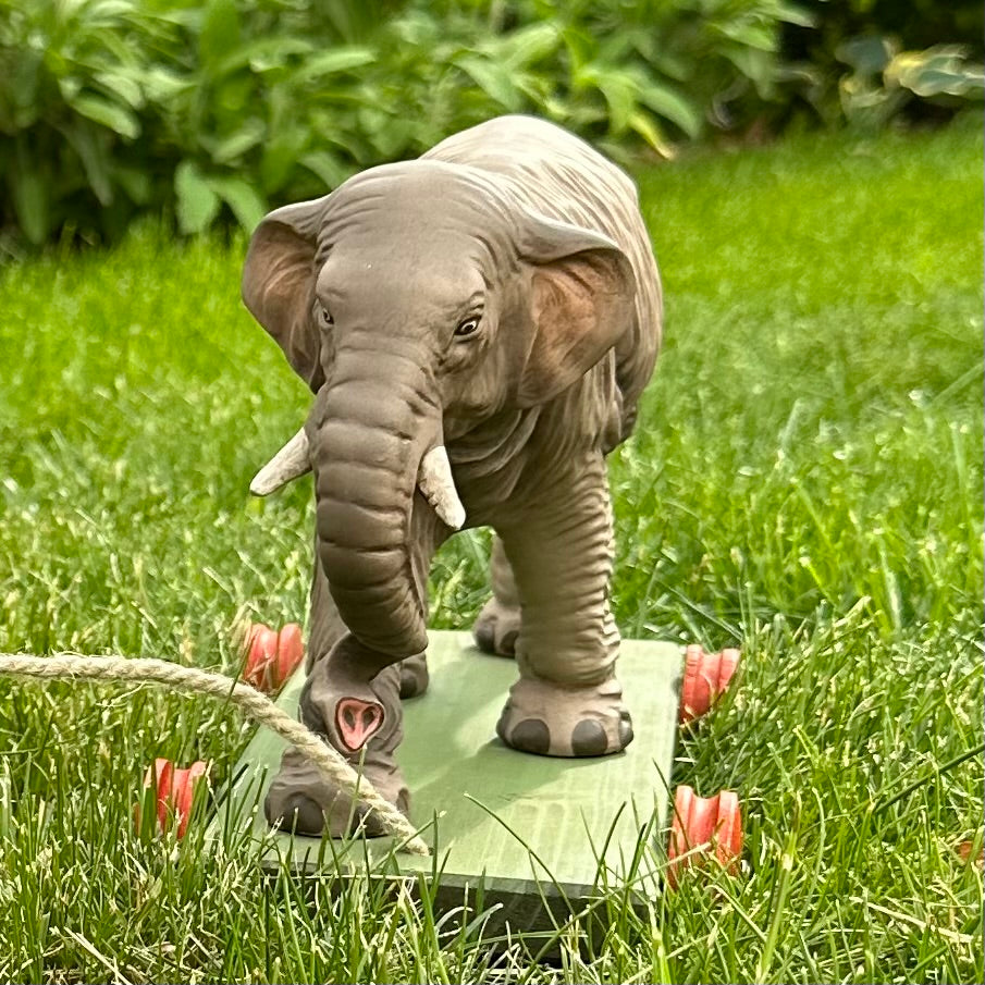 vintage elefant auf rädern zum ziehen auf der wiese