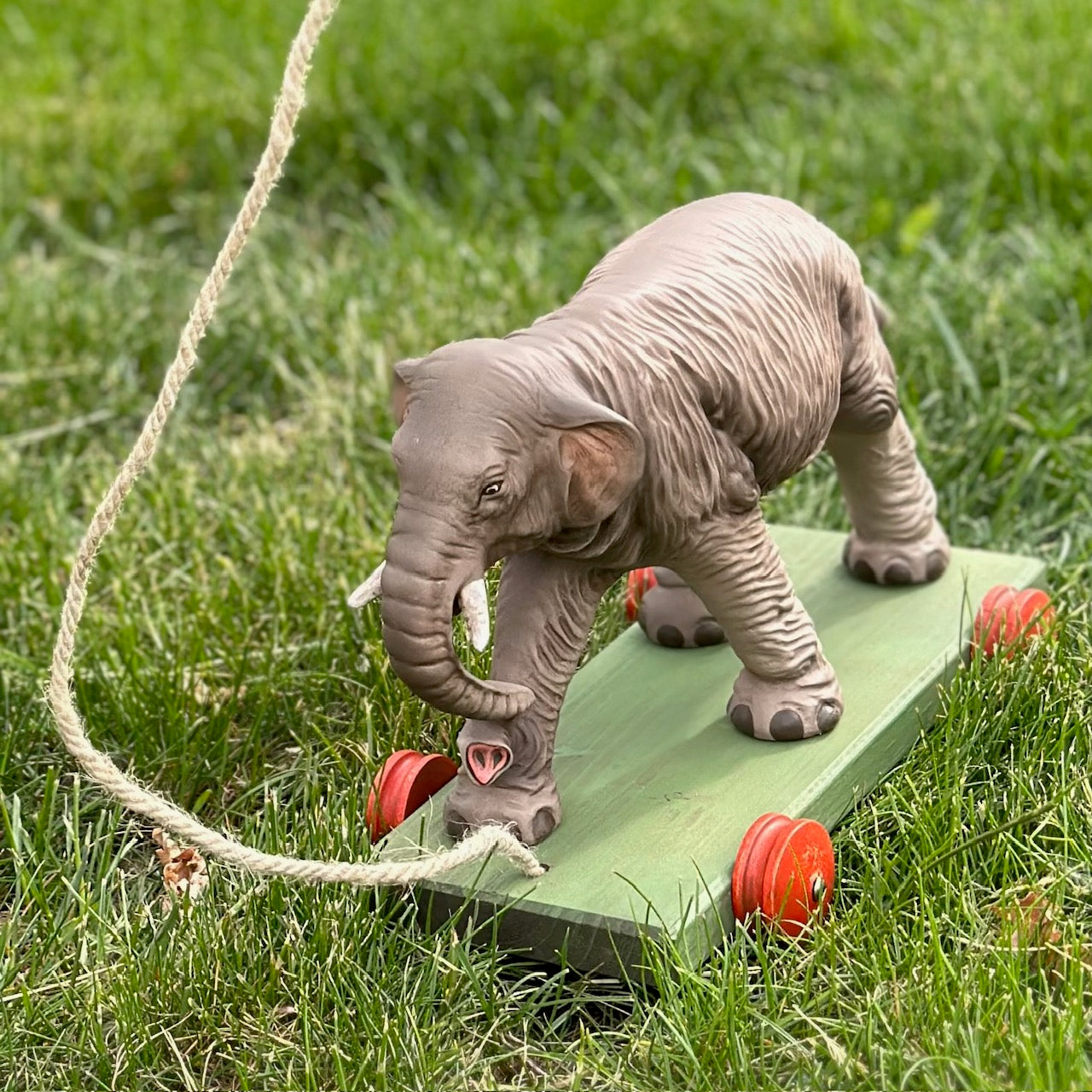 vintage elefant auf rädern zum ziehen auf der wiese