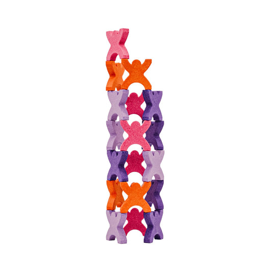 turm aus x förmigen männchen aus steingut in den farben orange, pink, lila und lavendel
