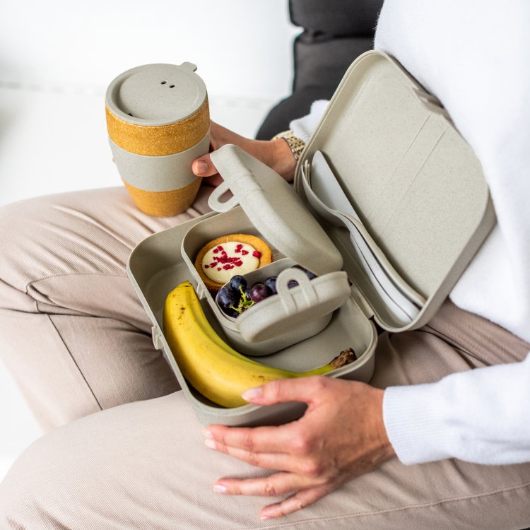 beige brotdose aus bio kunststoff mit zwei kleineren beigen box mit hellem deckel und dreiteiligem besteck