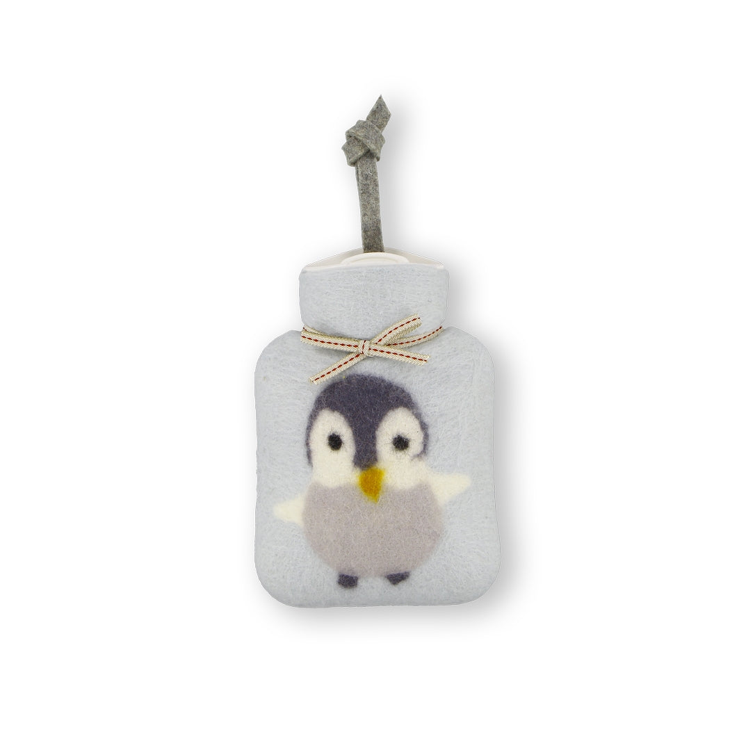 kleine hellgraue waermflasche mit pinguinmotiv