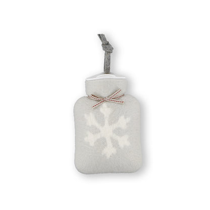 kleine hellgraue waermflasche mit weißem schneeflocke motiv