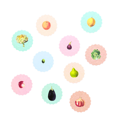 Zehn Untersetzer aus recyceltem Filz mit verschiedenen Obst-und Gemüsemotiven. Die Untersetzer haben einen geriffelten Rand. 