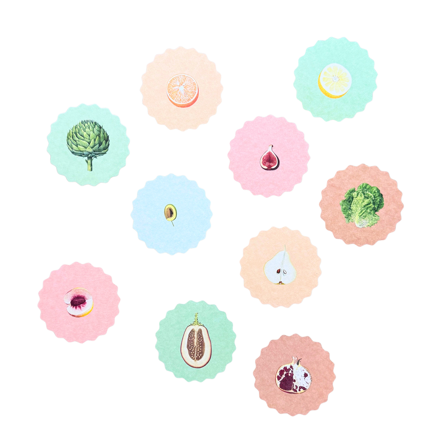 Zehn Untersetzer aus recyceltem Filz mit verschiedenen Obst-und Gemüsemotiven. Die Untersetzer haben einen geriffelten Rand. 