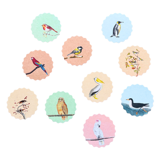 Zehn Untersetzer aus recyceltem Filz mit unterschiedlichen Vogelmotiven. Der Rand ist gewellt.