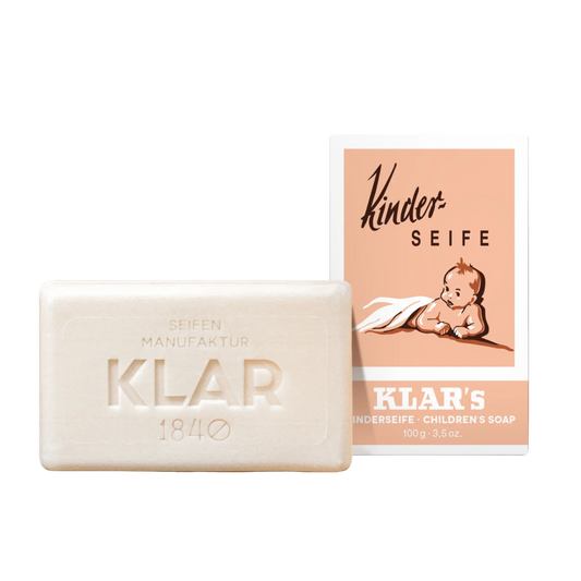 Milde Kinderseife von KLAR Seifen in einer rosa Pappschachtel mit einem Baby darauf.