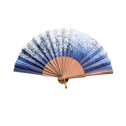 Fächer  in Blau und Weiß im Farbverlauf.