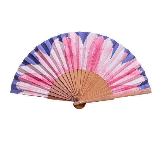 Fächer mit großen blauen und rosa Blütenblättern. 