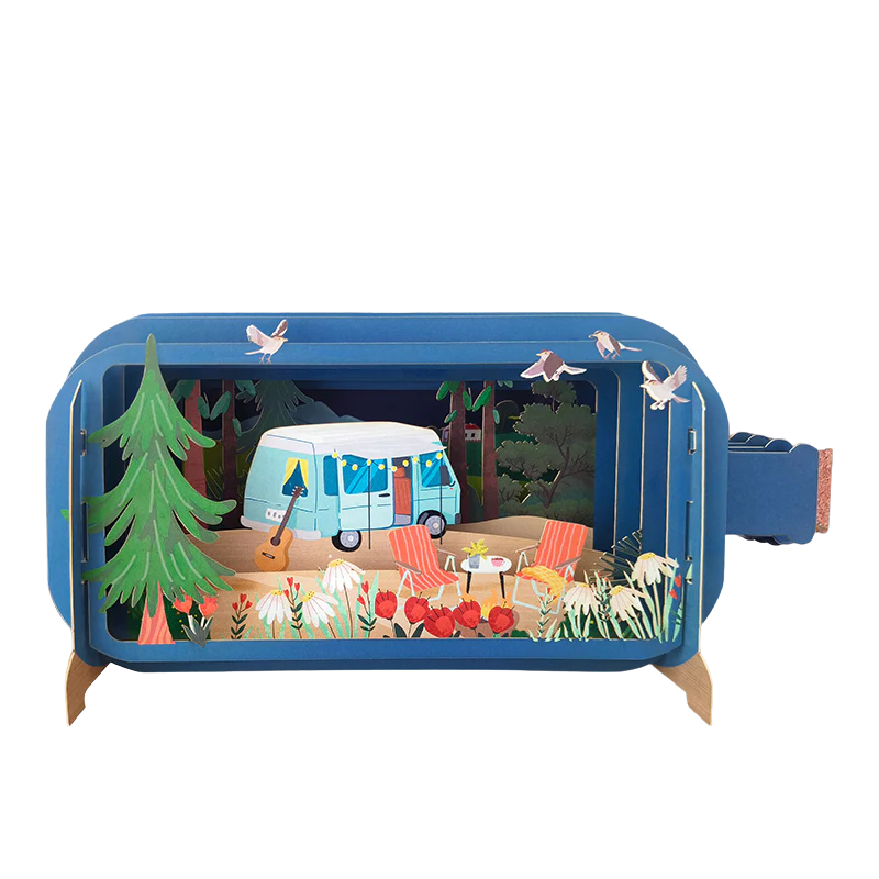 3D-Pop-up-Grußkarten in Flaschenform als Flaschenpost mit einem Campingbus im Wald. Zum Aufklappen und zum Beschriften auf der Rückseite. 