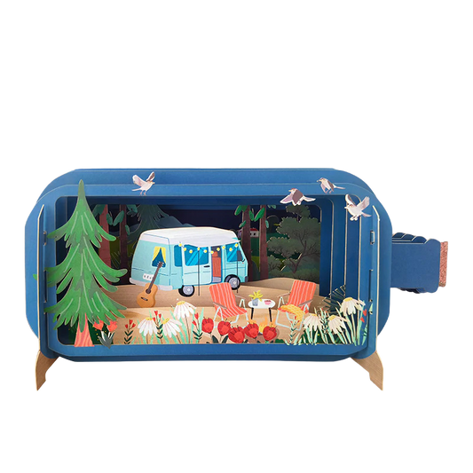 3D-Pop-up-Grußkarten in Flaschenform als Flaschenpost mit einem Campingbus im Wald. Zum Aufklappen und zum Beschriften auf der Rückseite. 