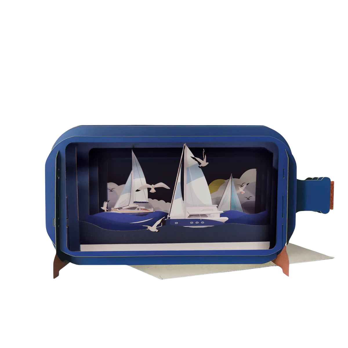 3D-pop-up-Grußkarten in Flaschenform mit Segelbooten auf dem Meer und Möven. Zum Aufklappen und auf der Rückseite zum Beschriften.