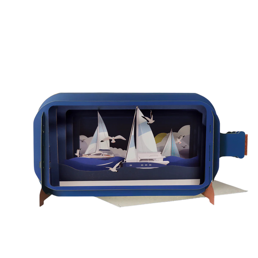 3D-pop-up-Grußkarten in Flaschenform mit Segelbooten auf dem Meer und Möven. Zum Aufklappen und auf der Rückseite zum Beschriften.