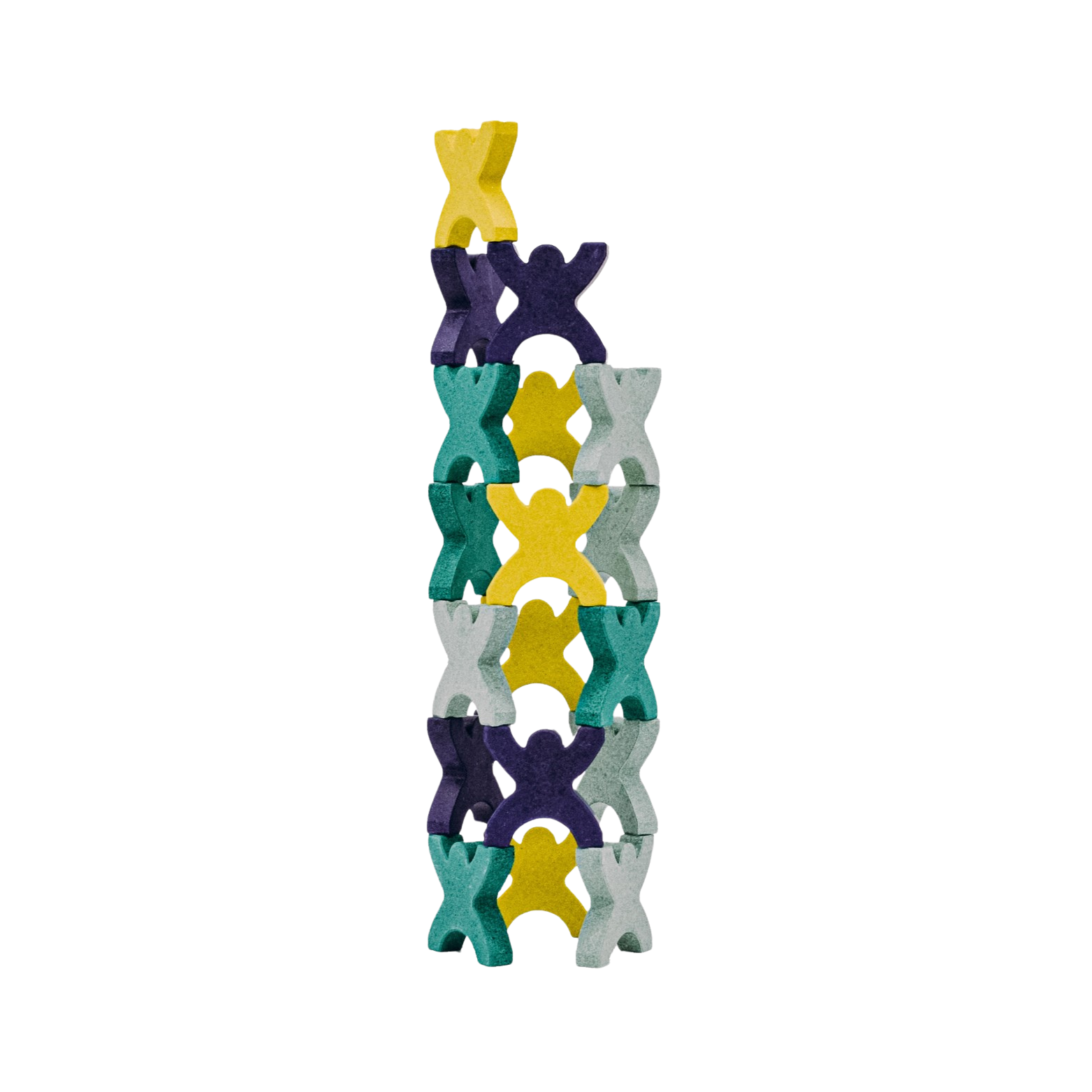 turm aus x förmigen männchen aus steingut in den farben gelb, blau, grün und graugelb