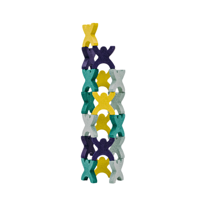 turm aus x förmigen männchen aus steingut in den farben gelb, blau, grün und graugelb