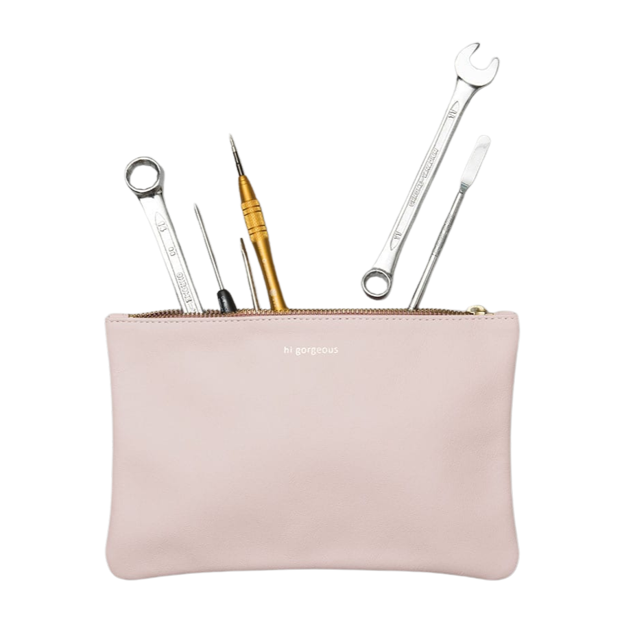 Rosa Ledertasche für Kosmetik oder wie hier mit Werkzeug für Unterwegs.