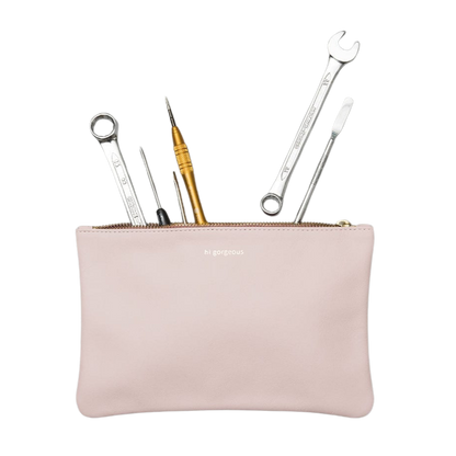 Rosa Ledertasche für Kosmetik oder wie hier mit Werkzeug für Unterwegs.