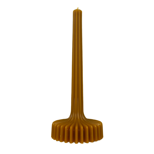 Stabkerze aus 
Bienenwachs mit Sockel und Rillen.