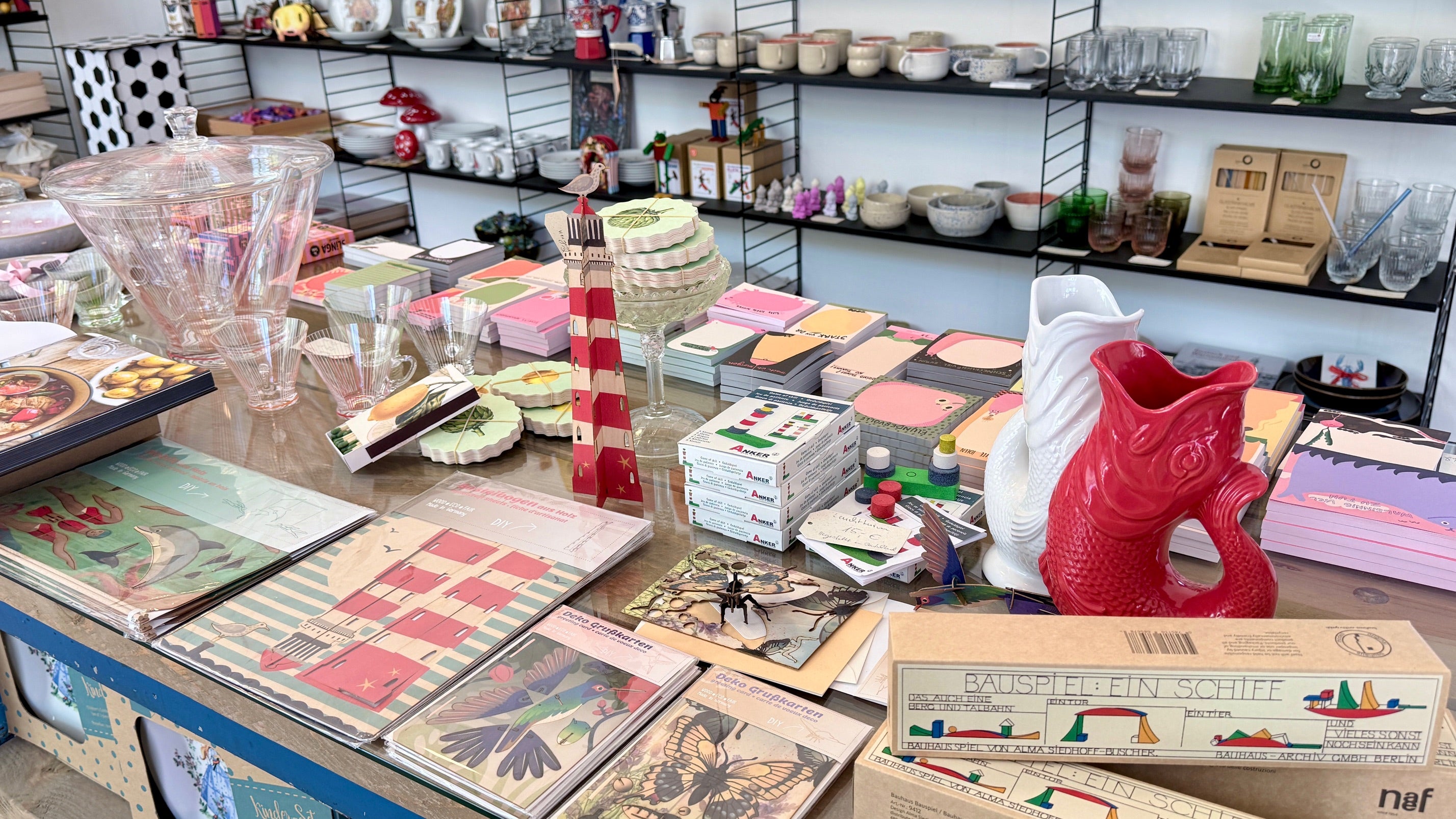 Dekorierter Ladentresen bei nordic-soul in Rostock. Bastel Sets, Gluckigluck in Weiß und Rot, Slinga Notizblöcke und Untersetzer aus Filz.