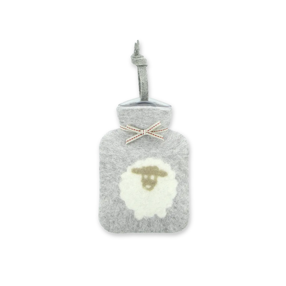 Kleine Wärmflasche in grau, aus Merinowolle, mit Schafmotiv.