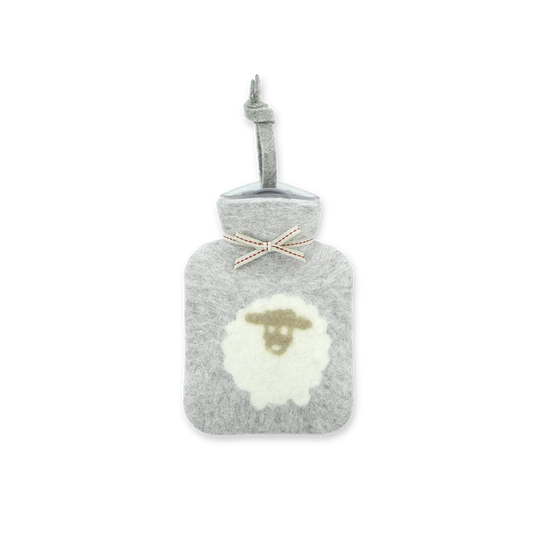 Kleine Wärmflasche in grau, aus Merinowolle, mit Schafmotiv.