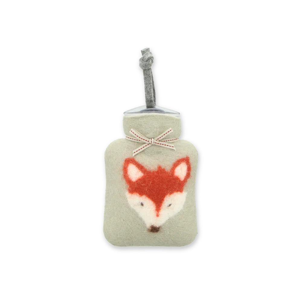 Kleine Wärmflasche aus Merinowolle. Grün mit einem roten Fuchsmotiv.