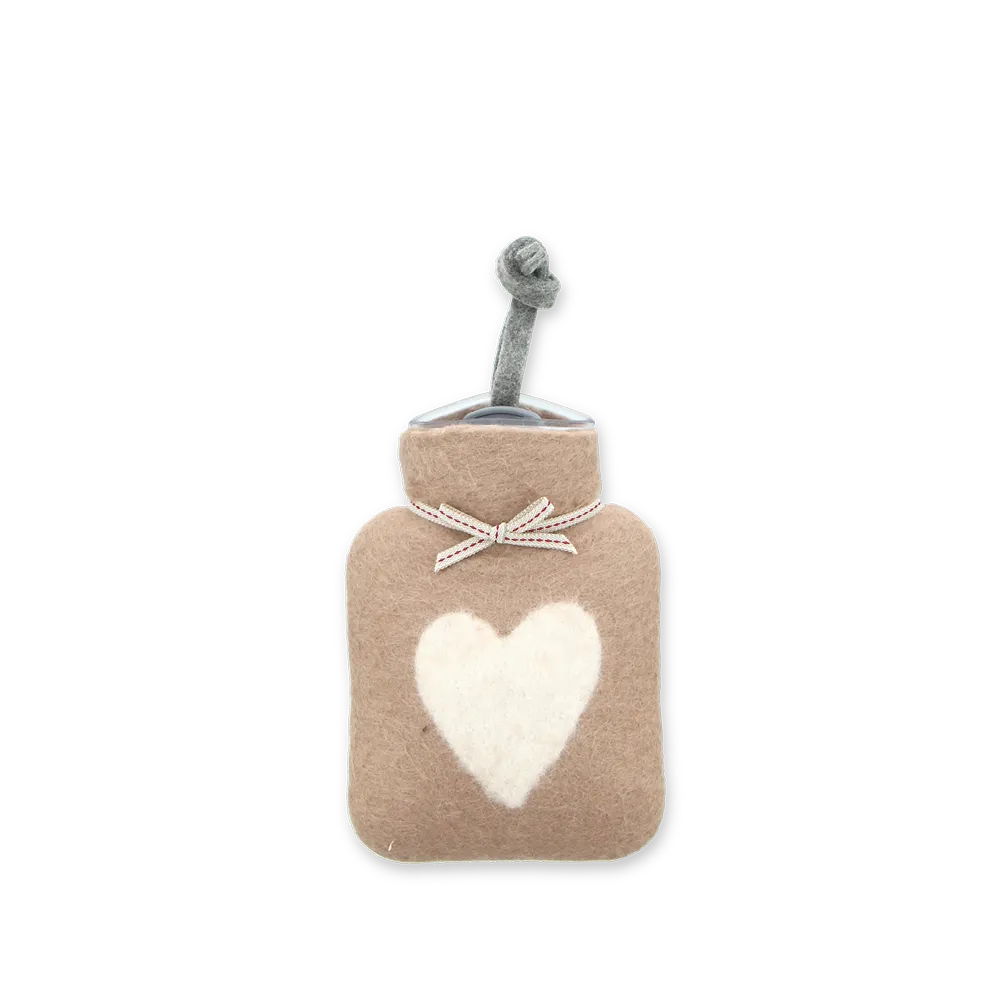 Kleine Wärmflasche aus Merinowolle. In Nude mit weißem Herzmotiv.