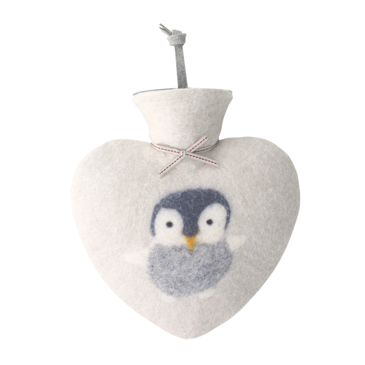 Wärmflasche in Herzform aus Merinowolle mit einem Pinguin darauf.
