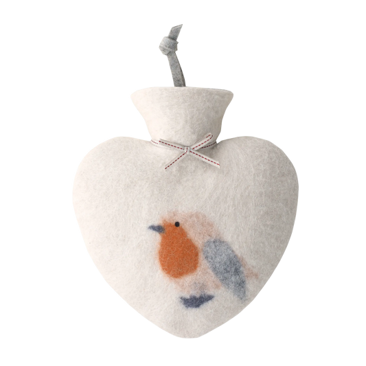 Wärmflasche in Herzform aus Merinowolle mit einem Rotkehlchen darauf.