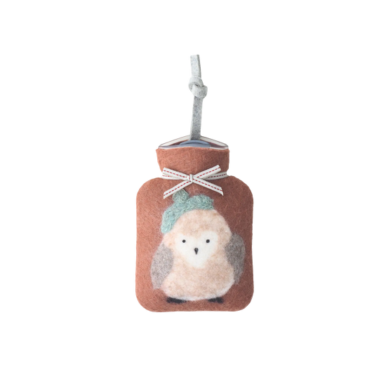 Kleine Wärmflasche aus Merinowolle mit Eulenmotiv.