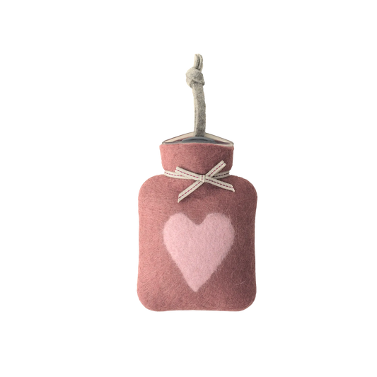 Kleine Wärmflasche aus Merinowolle mit einem Herzmotiv. 