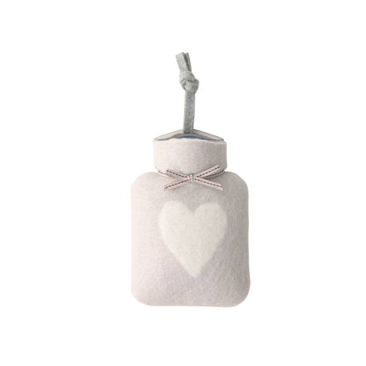 Kleine Wärmflasche aus Merinowolle mit Herzmotiv.