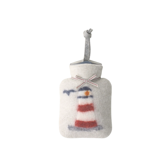 Kleine Wärmflasche aus Merinowolle mit einem Leuchtturm Motiv.