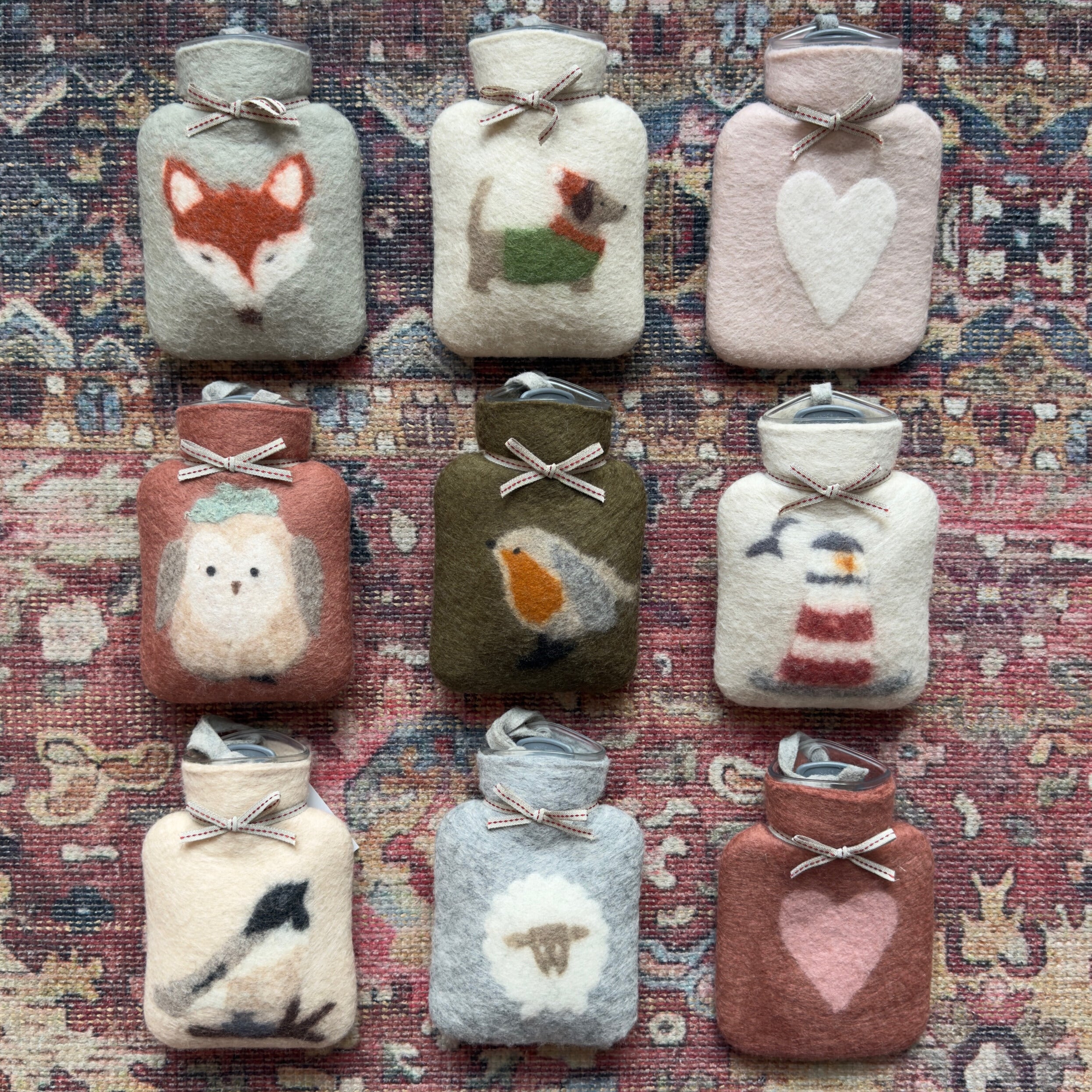 Wärmflaschen aus Merinowolle mit verschiedenen Motiven.