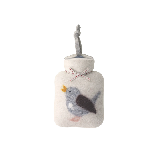 Kleine Wärmflasche aus Merinowolle mit einem Zaunkönig Motiv.