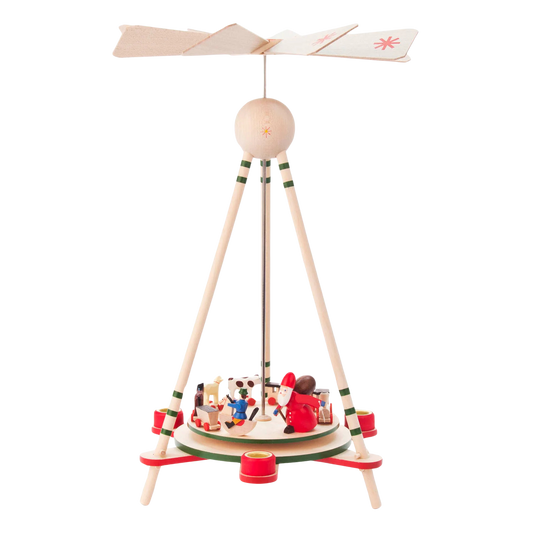 Weihnachtspyramide  Entwurf Max Schanz aus dem Erzgebirge. Natur mit nostalgischem kleinen Spielzeug und einem Weihnachtsmann. 