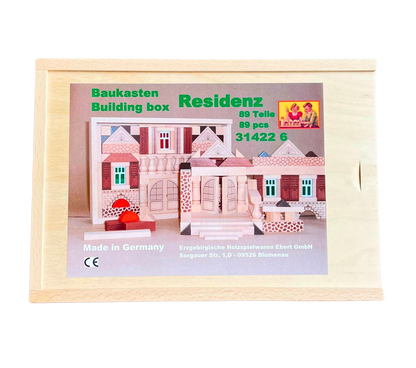 Ein traditioneller Holzbaukasten aus Blumenau. Gestalte nostalgische Gebäude mit Säulen und Mauerwerk.