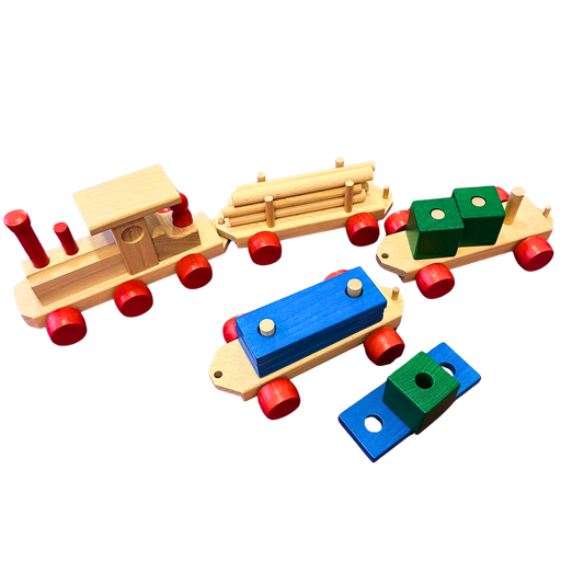 Eine bunte Holzeisenbahn mit Lok und drei Anhängern. Die Anhänger sind beladen mit verschiedenen Bauteilen.