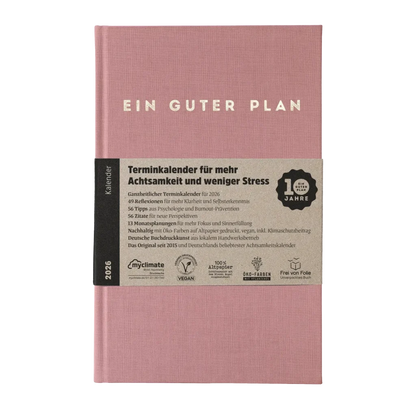 Ein altrosa Jahreskalender 2026.