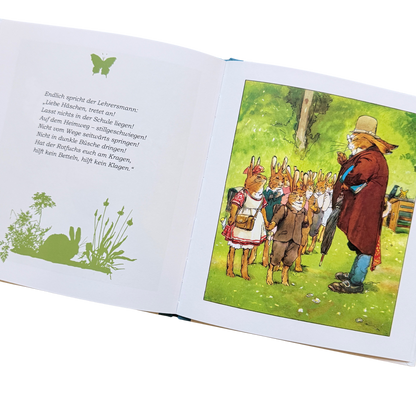 Eine Buchseite von die Häschenschule mit dem Hasenlehrer und einer Gruppe Hasenschüler im Wald beim Erkunden. 