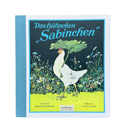 Das Hühnchen Sabinchen geht mit einem Blatt als Sonnenschirm auf einer Blumenwiese spazieren. 