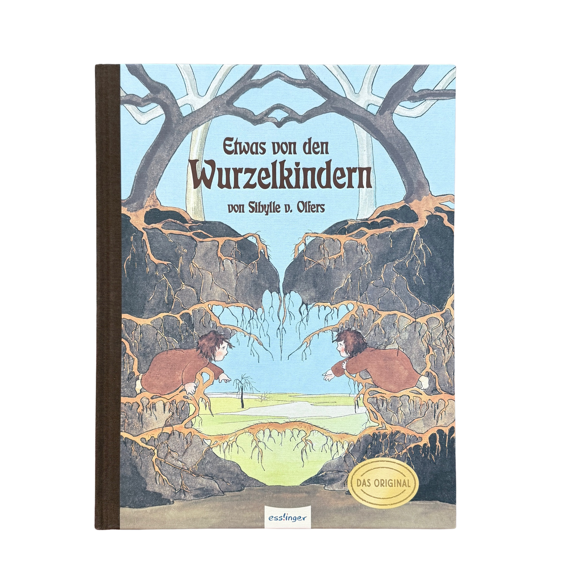 Die Wurzelkinder führen durch die Jahreszeiten und zwei sitzen unter zwei großen Wurzeln von zwei großen Bäumen. 