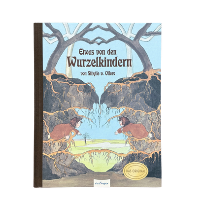 Die Wurzelkinder führen durch die Jahreszeiten und zwei sitzen unter zwei großen Wurzeln von zwei großen Bäumen. 