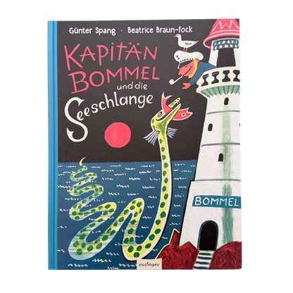 Eine riesige Seeschlange mit einem Fisch im Maul vor dem Leuchtturm mit Kapitän Bommel.