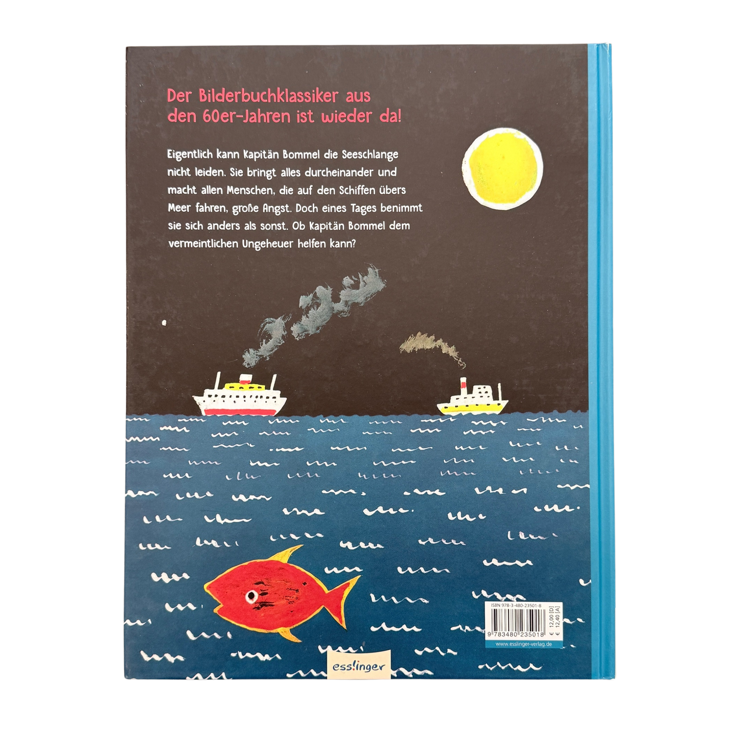Zwei Schiffe auf offenem Meer mit einem roten Fisch. 