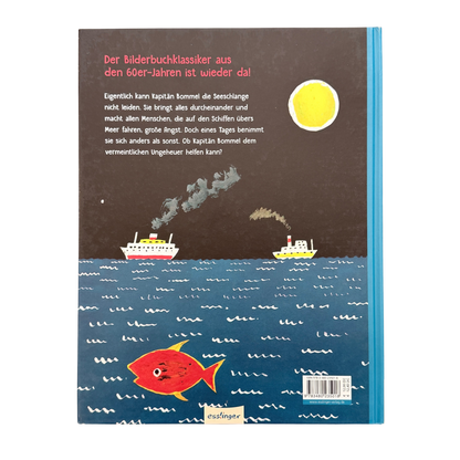Zwei Schiffe auf offenem Meer mit einem roten Fisch. 