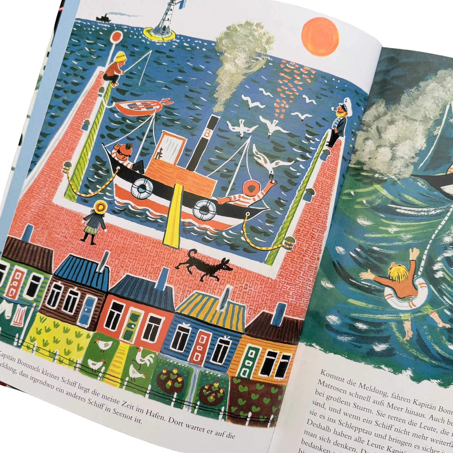 Eine Hafenstadt mit Kapitänshäusern, einem Hafen und dem Fischkutter von Kapitän Bommel.