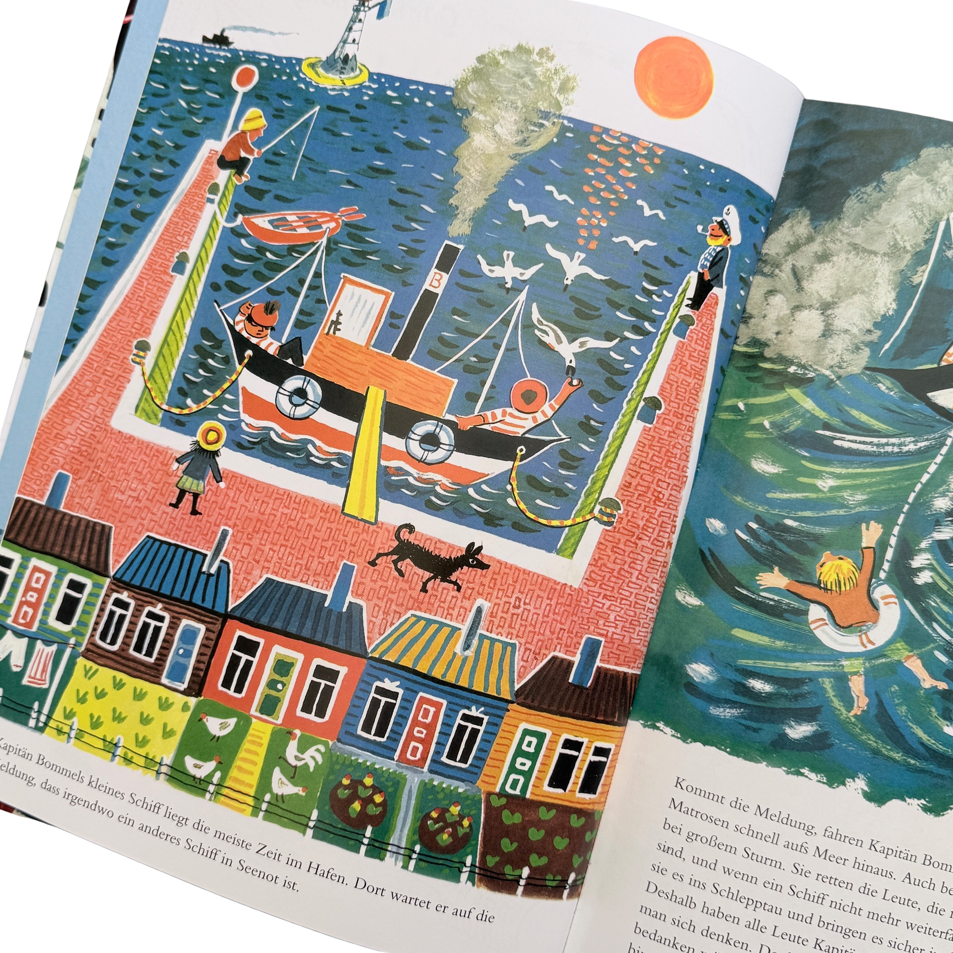 Eine Hafenstadt mit Kapitänshäusern, einem Hafen und dem Fischkutter von Kapitän Bommel.