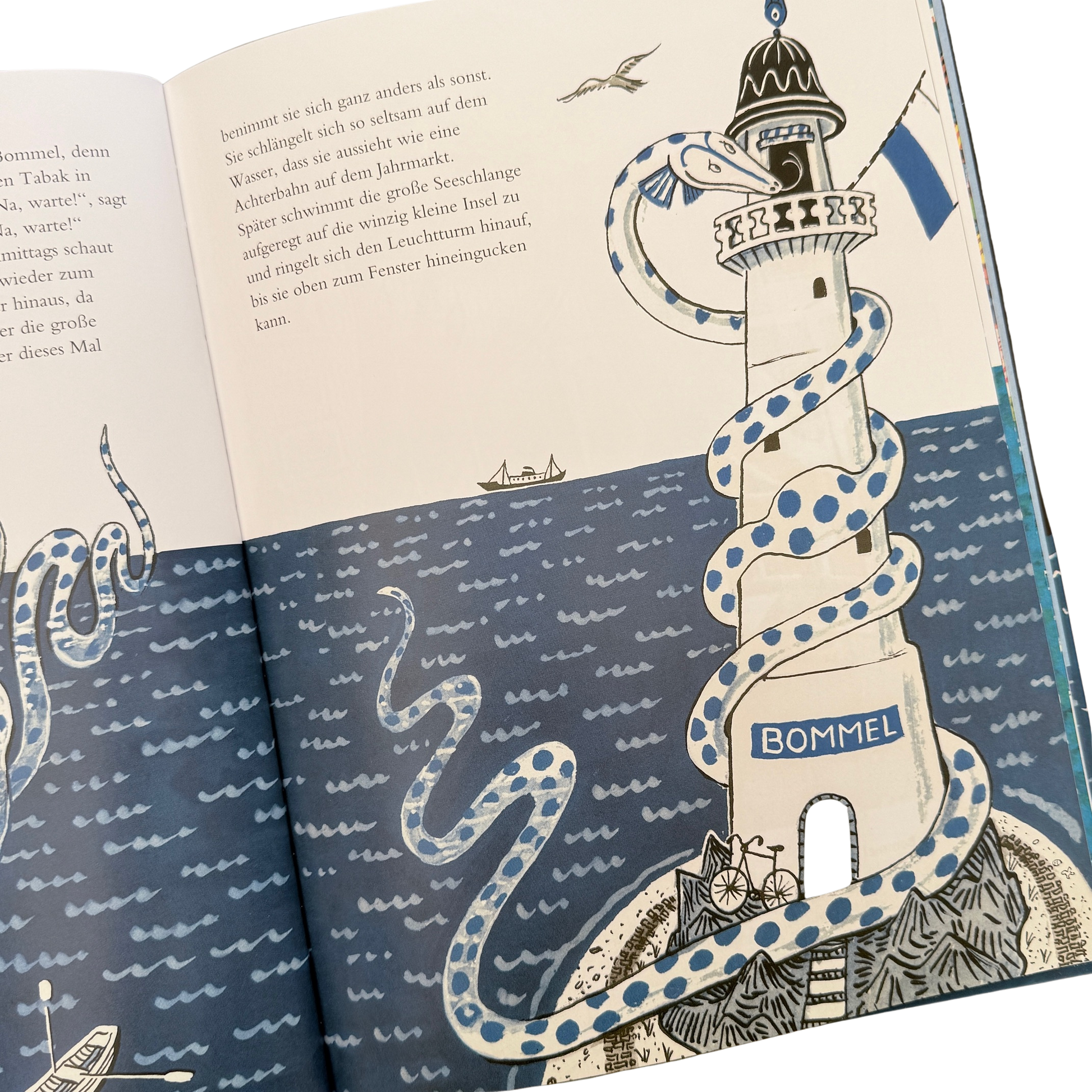 Die große Seeschlange windet sich um den Leuchtturm.